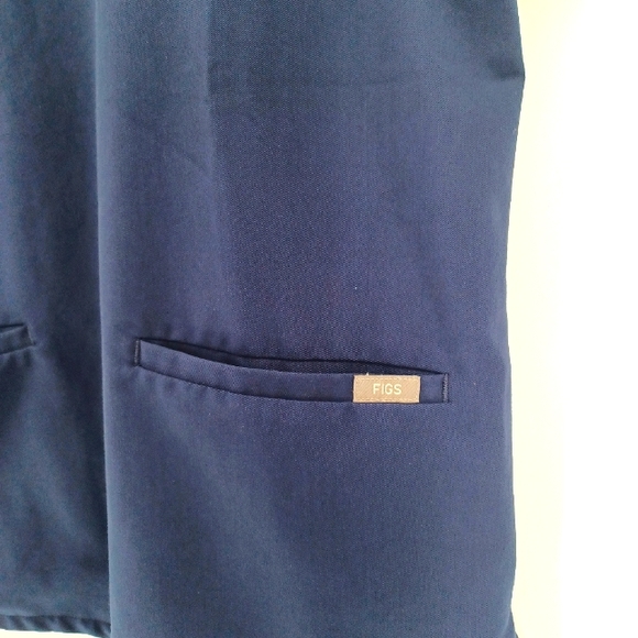 FIGS Casma Three-Pocket Scrub Top Technical Collection - Picture 7 of 10